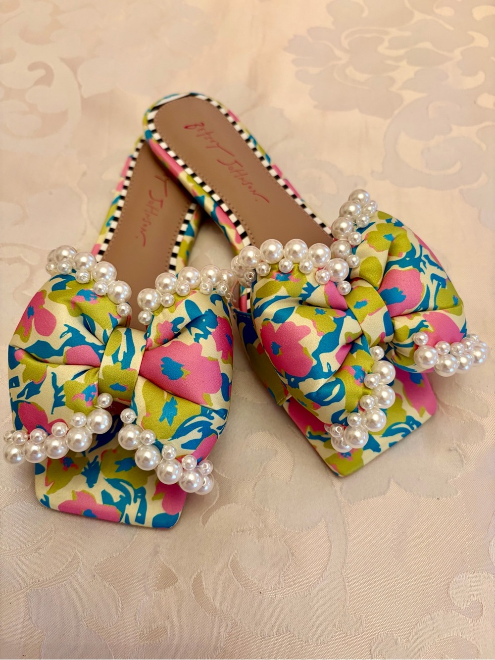 Betsey Johnson Ladies, Multicolor Floral Bow Pearl Slide Sandals. Size 7. NEW